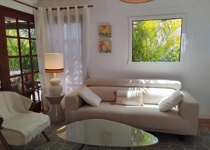 Bungalow tropical con piscina y aire acondicionado